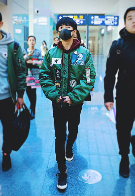 易烊千玺机场秀 人帅处处是T台