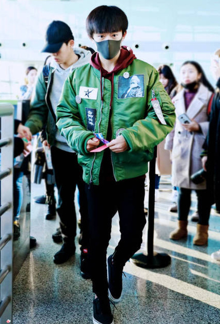 易烊千玺机场秀 人帅处处是T台