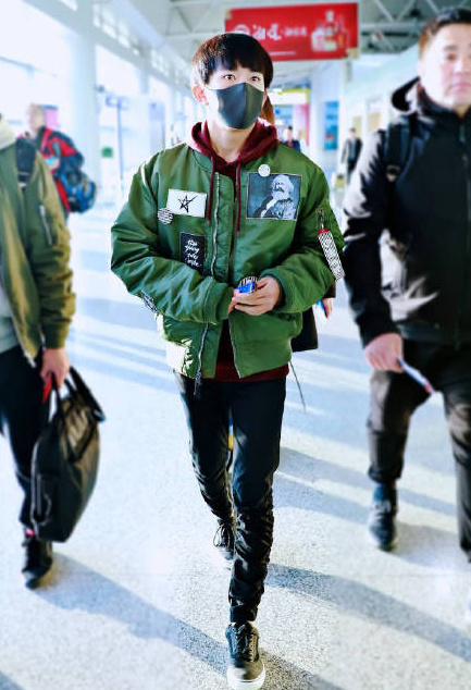易烊千玺机场秀 人帅处处是T台