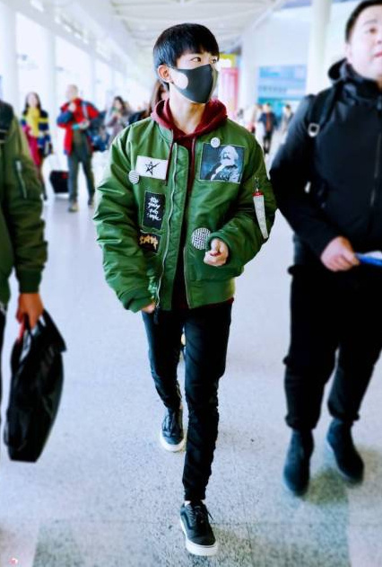 易烊千玺机场秀 人帅处处是T台