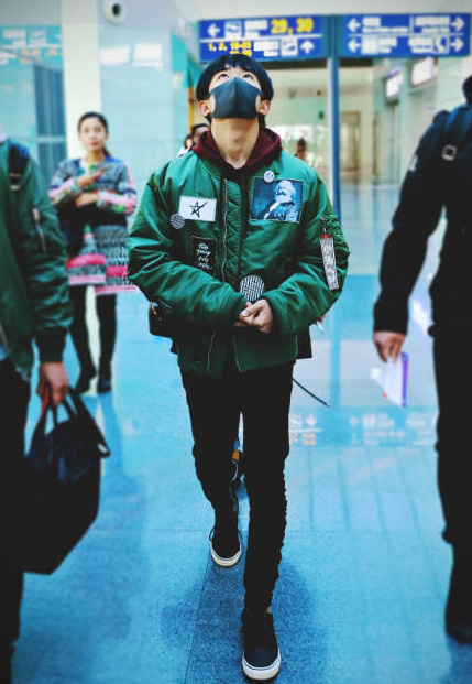 易烊千玺机场秀 人帅处处是T台