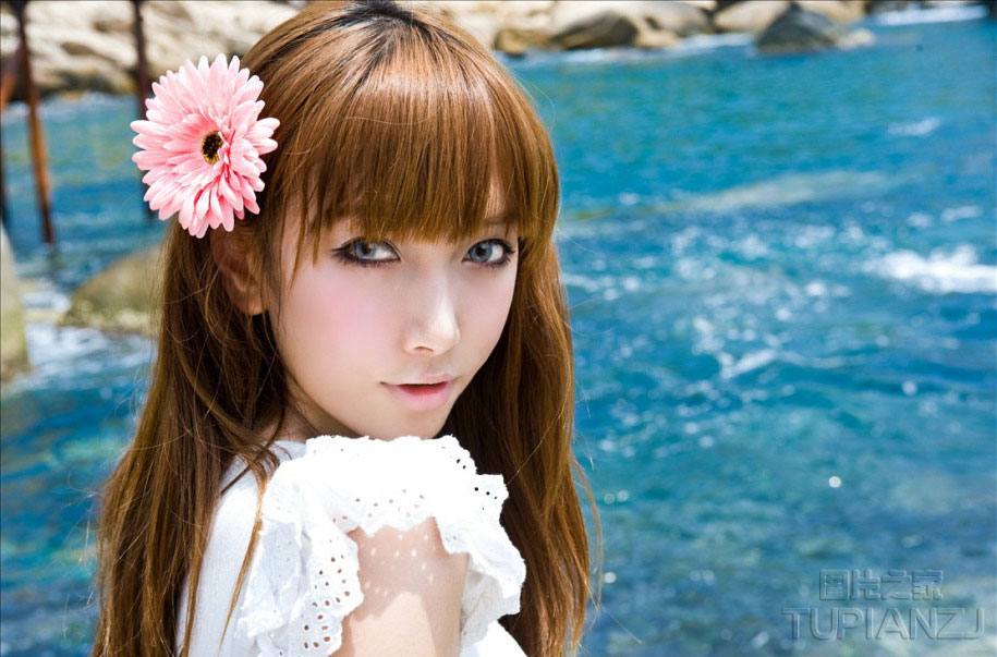 海边上的清纯女孩 白色短裙靓丽迷人