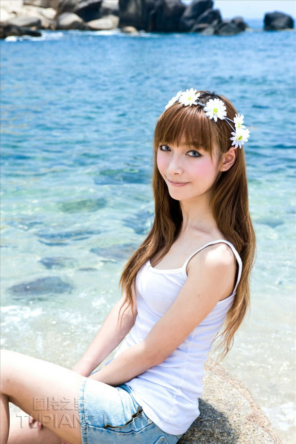 海边上的清纯女孩 白色短裙靓丽迷人