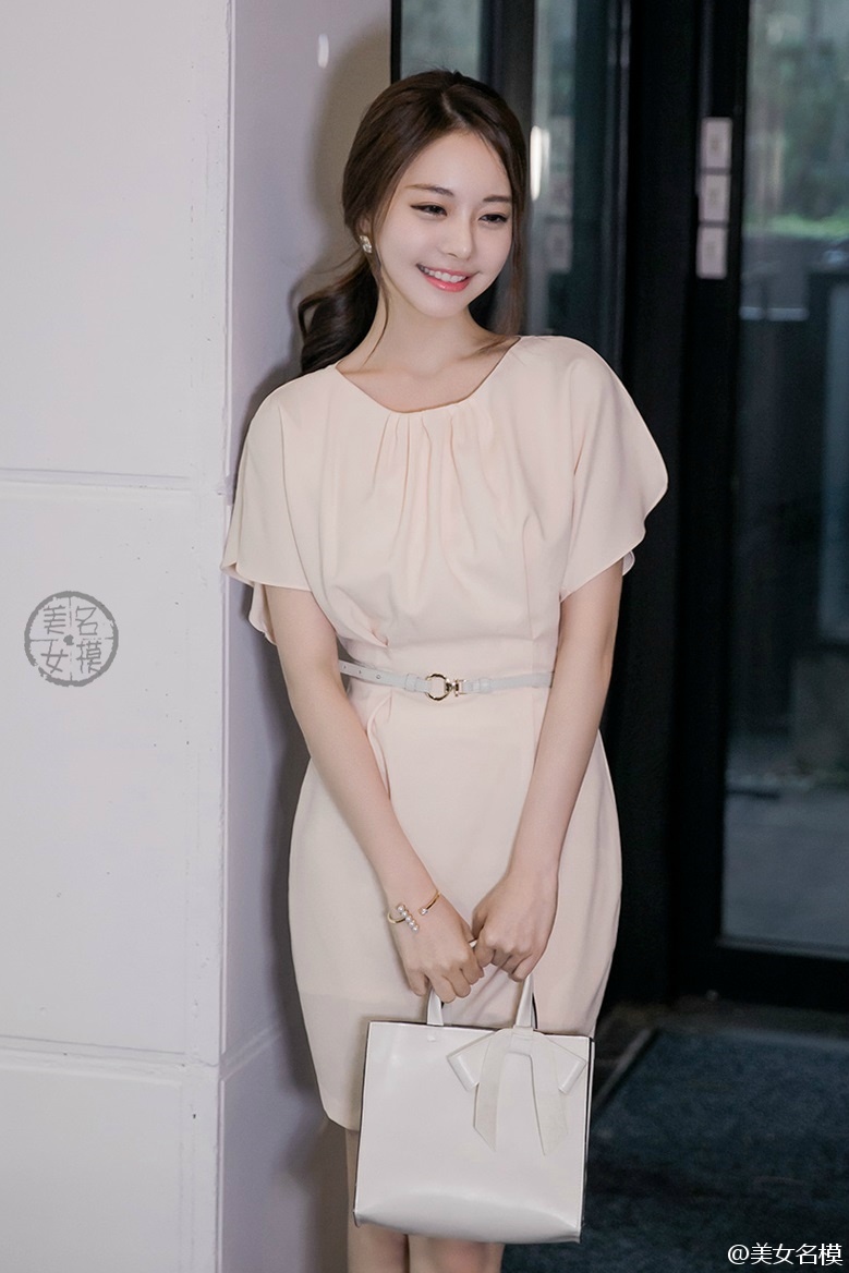 韩国高挑细白美腿漂亮女孩