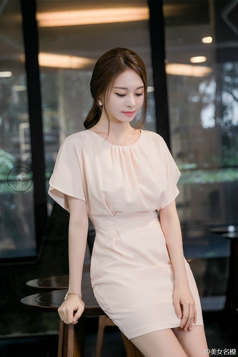 韩国高挑细白美腿漂亮女孩