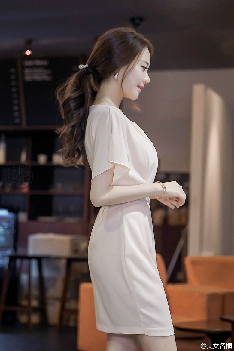 韩国高挑细白美腿漂亮女孩