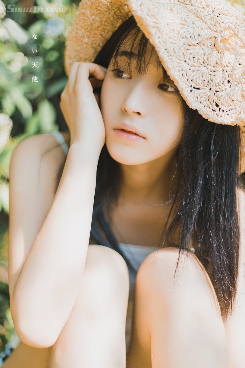 草丛中的清纯美女香肩美腿图片