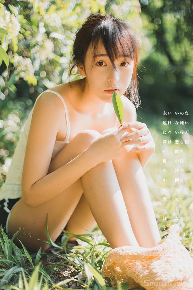 草丛中的清纯美女香肩美腿图片