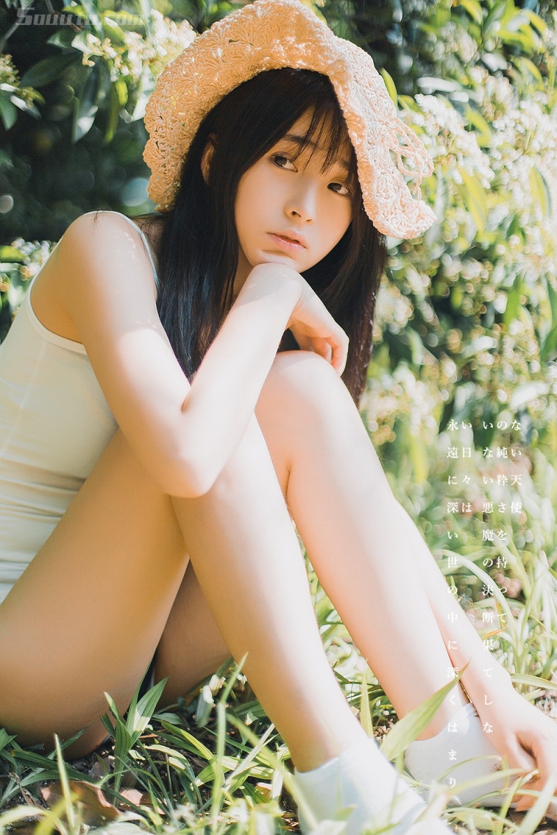 草丛中的清纯美女香肩美腿图片