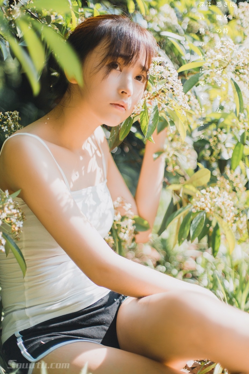 草丛中的清纯美女香肩美腿图片