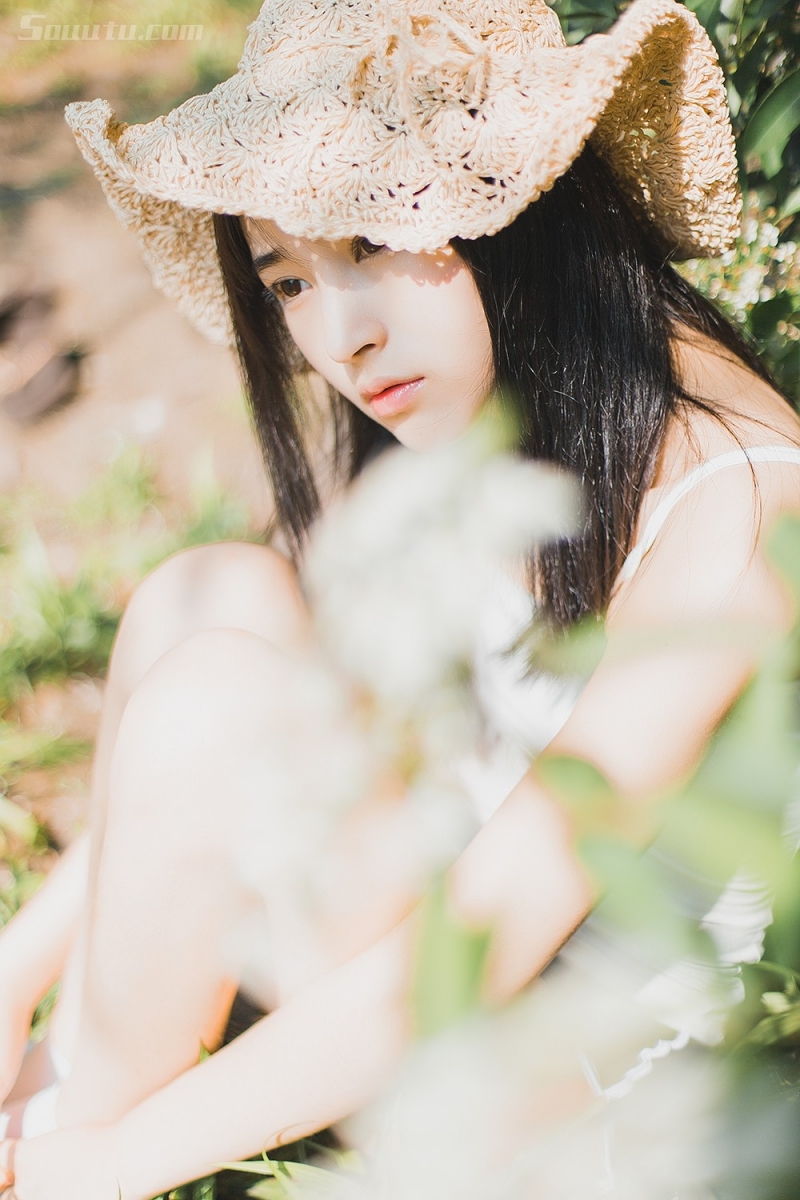 草丛中的清纯美女香肩美腿图片