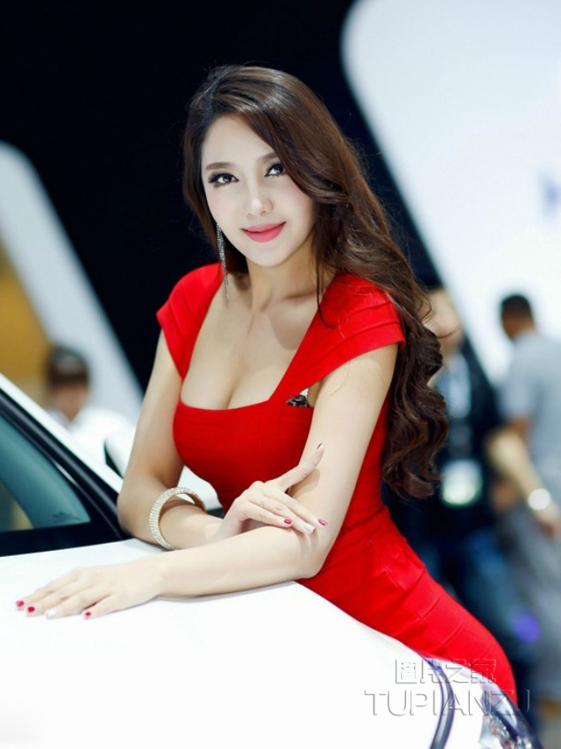 火红性感香车美女图片 热辣身穿吸眼球