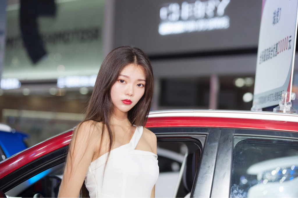 高挑嫩模香肩白皙长发飘飘气质高冷美女写真