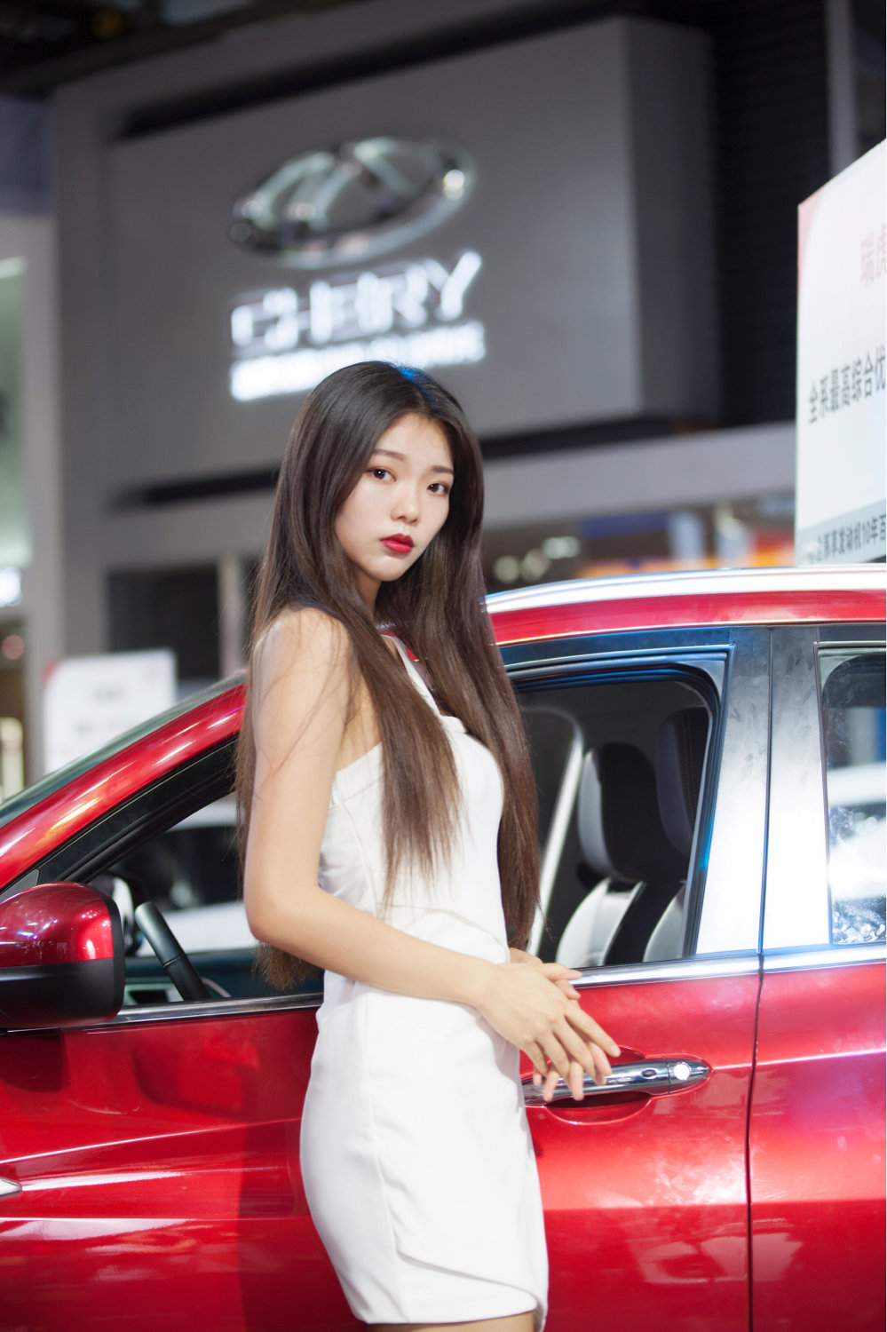 高挑嫩模香肩白皙长发飘飘气质高冷美女写真