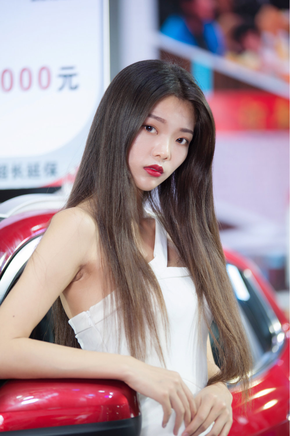 高挑嫩模香肩白皙长发飘飘气质高冷美女写真