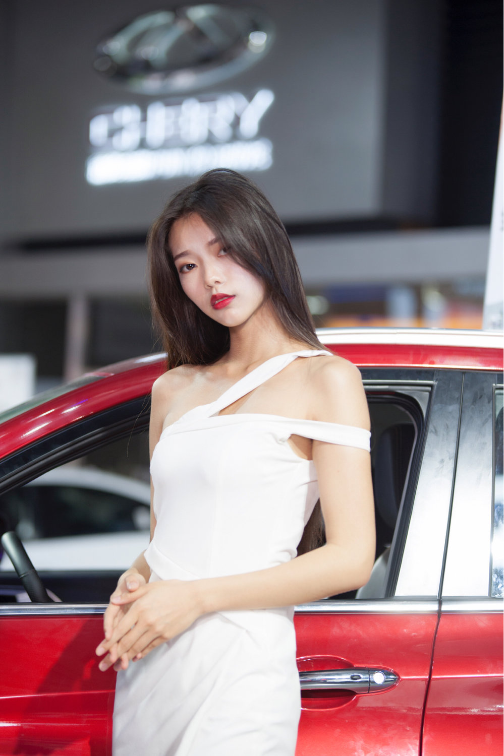 高挑嫩模香肩白皙长发飘飘气质高冷美女写真