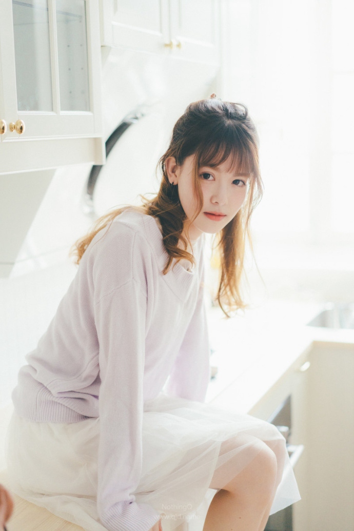 嫩白肉肉的连体比基尼美女露雪白胸脯