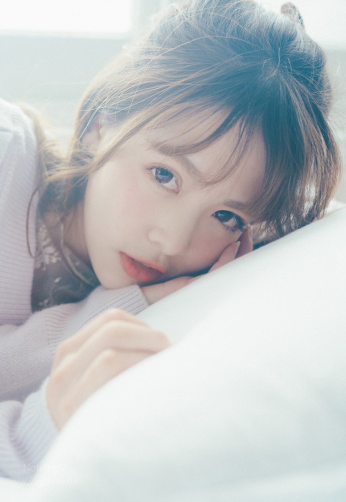 嫩白肉肉的连体比基尼美女露雪白胸脯