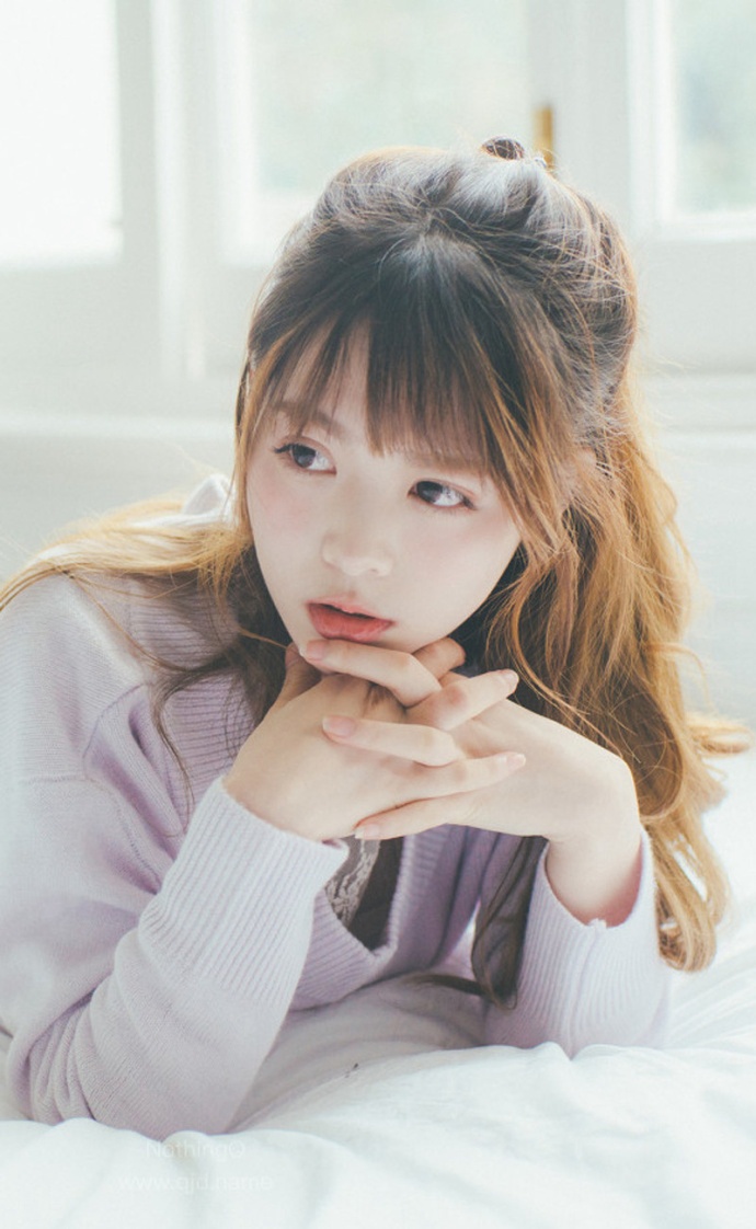 嫩白肉肉的连体比基尼美女露雪白胸脯