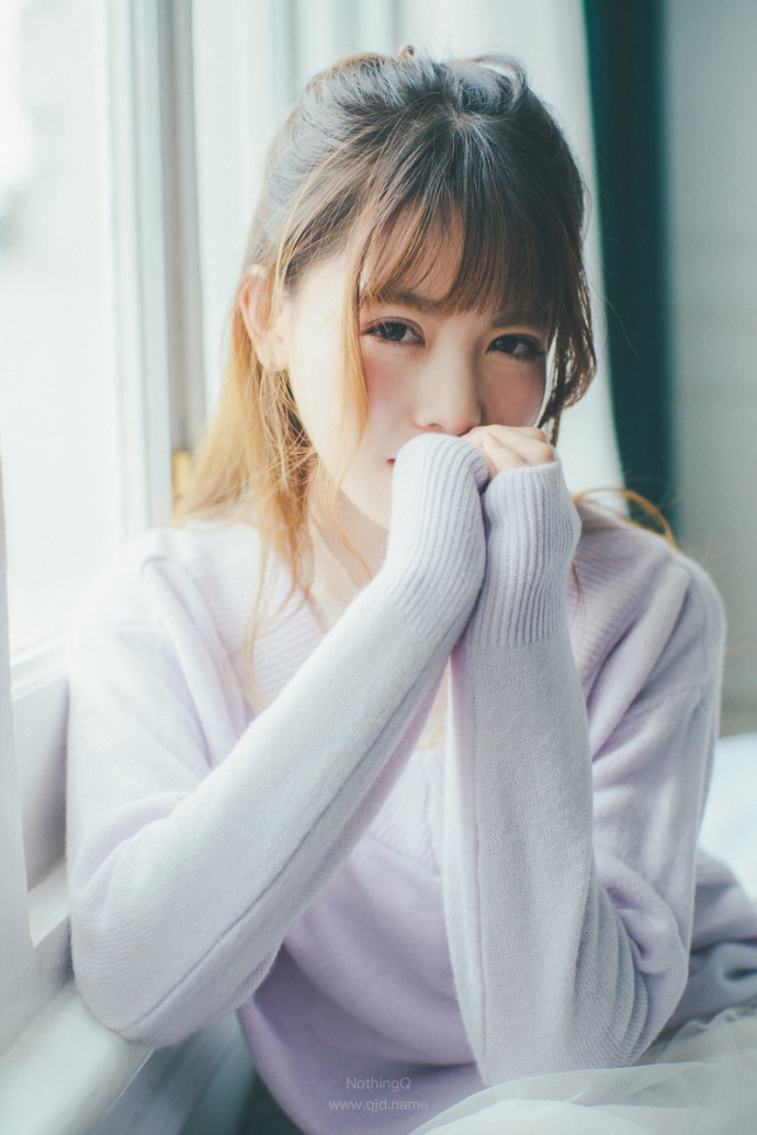 嫩白肉肉的连体比基尼美女露雪白胸脯