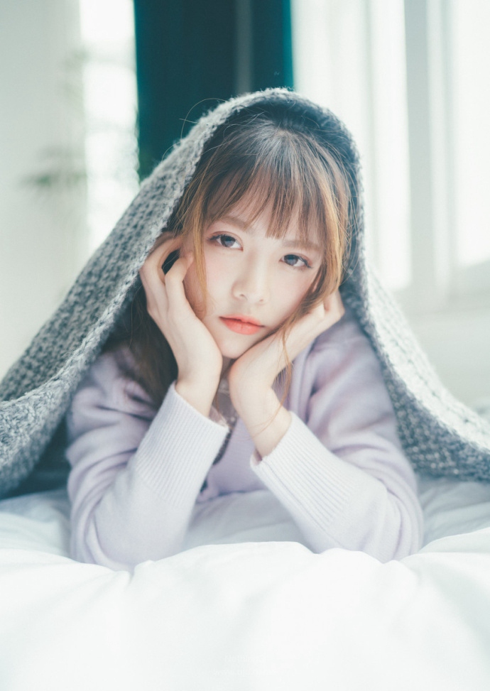 嫩白肉肉的连体比基尼美女露雪白胸脯