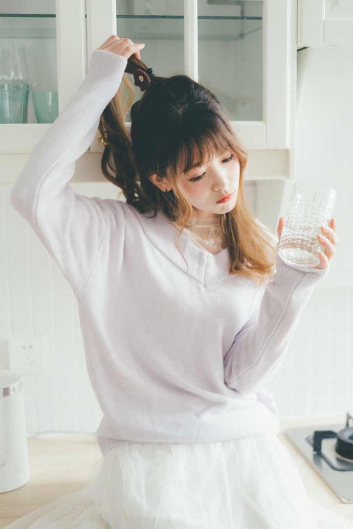 嫩白肉肉的连体比基尼美女露雪白胸脯