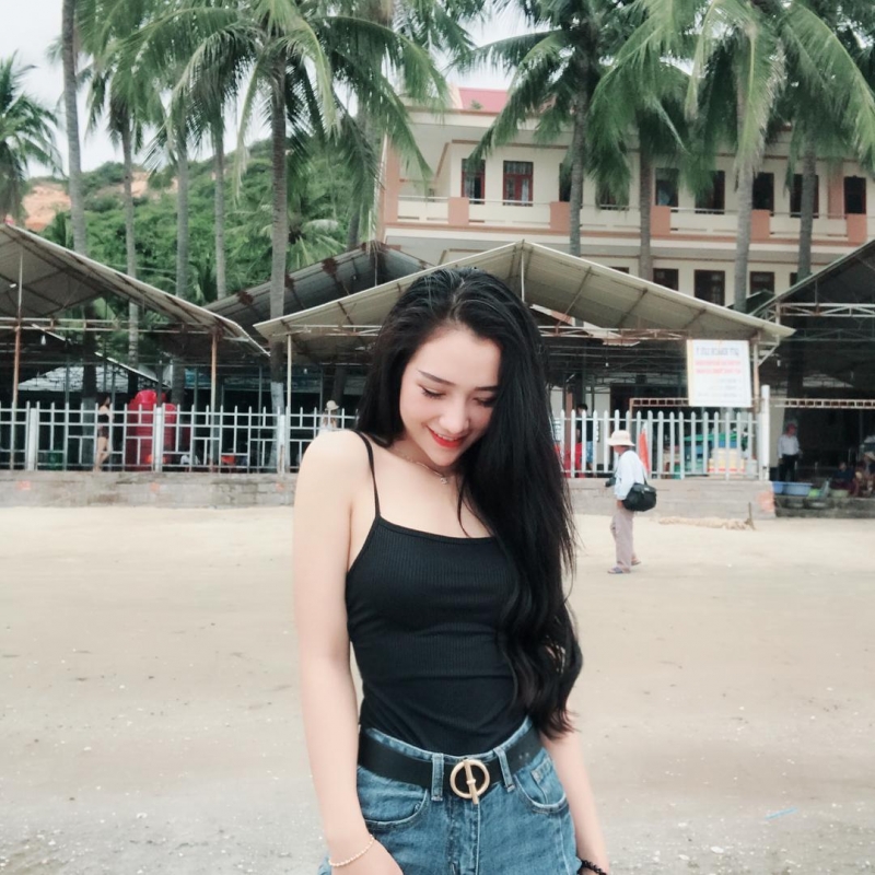 白嫩妹子海边清凉性感写真