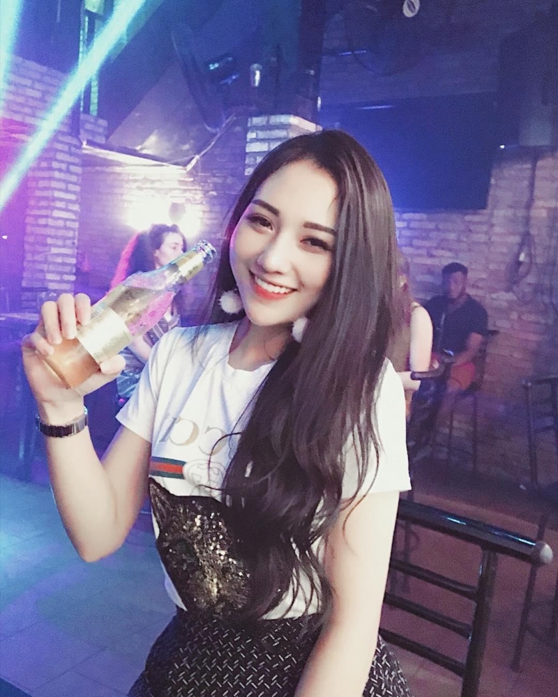 白嫩妹子海边清凉性感写真