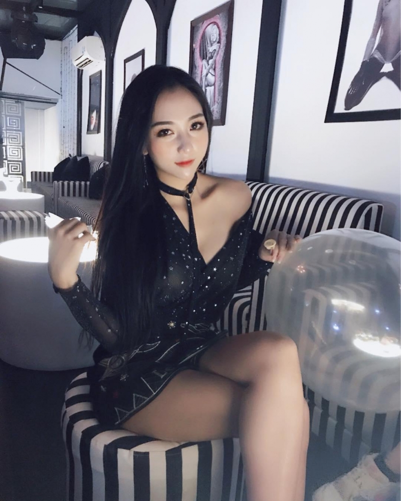 白嫩妹子海边清凉性感写真