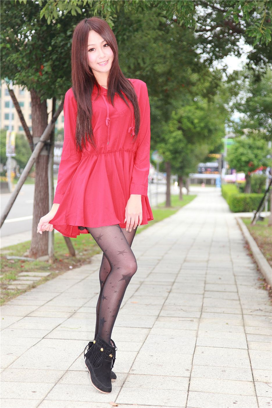 [秀人网]丝袜美女模特柒柒黑丝写真尽显丝袜诱惑