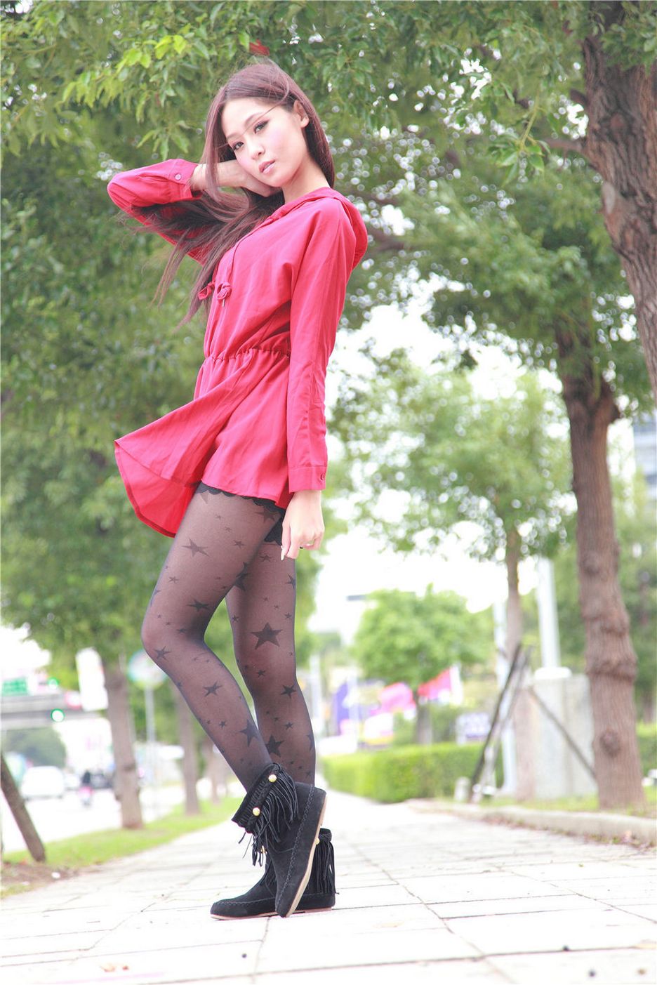 [秀人网]丝袜美女模特柒柒黑丝写真尽显丝袜诱惑