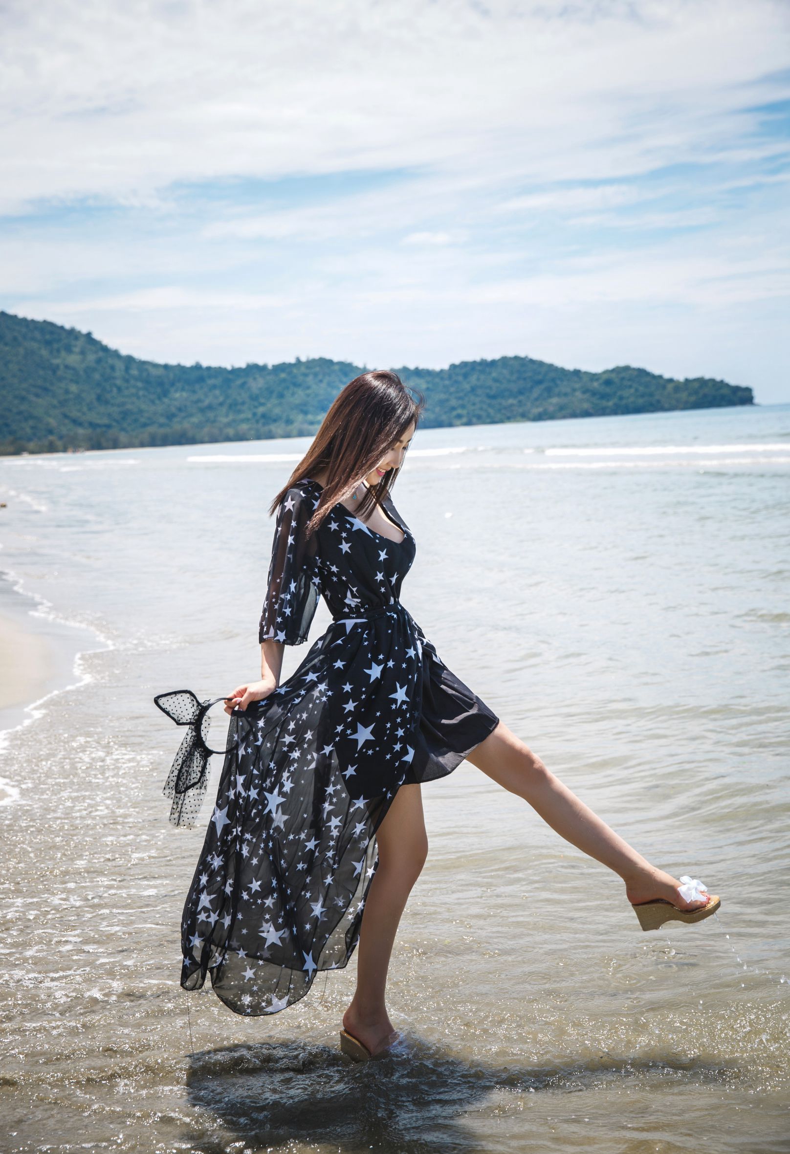 [秀人网]丝袜美女模特柒柒黑丝写真尽显丝袜诱惑