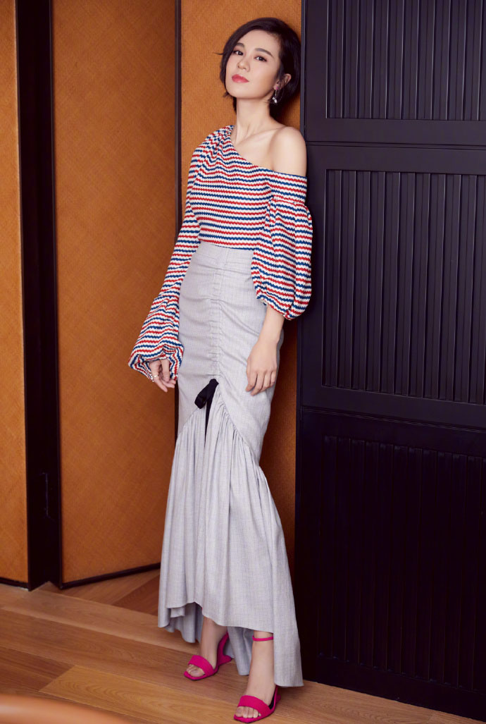 郁可唯一组美图 尽显“锁骨美腿杀”