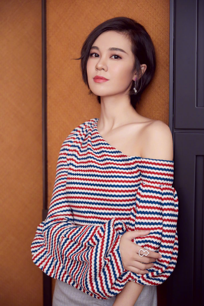 郁可唯一组美图 尽显“锁骨美腿杀”