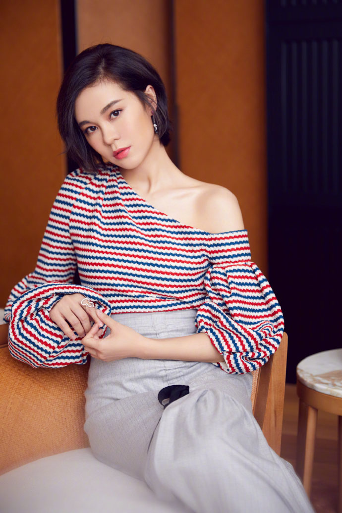 郁可唯一组美图 尽显“锁骨美腿杀”