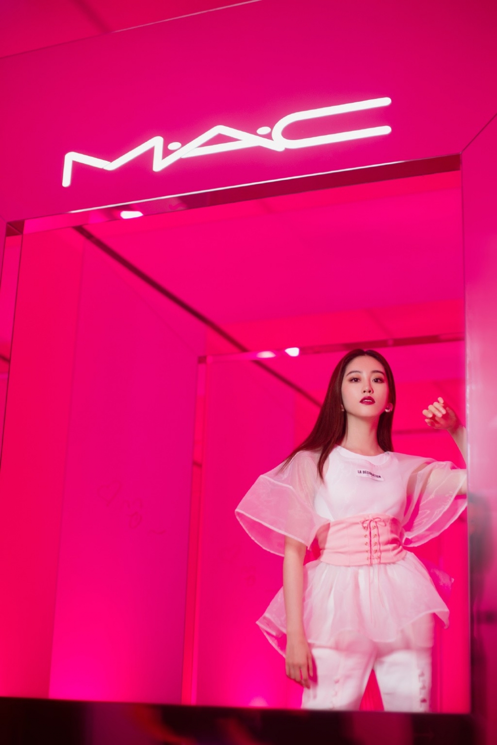 白衣仙女祝绪丹露脐装帅气御姐有型活动照图片