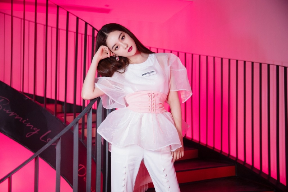 白衣仙女祝绪丹露脐装帅气御姐有型活动照图片