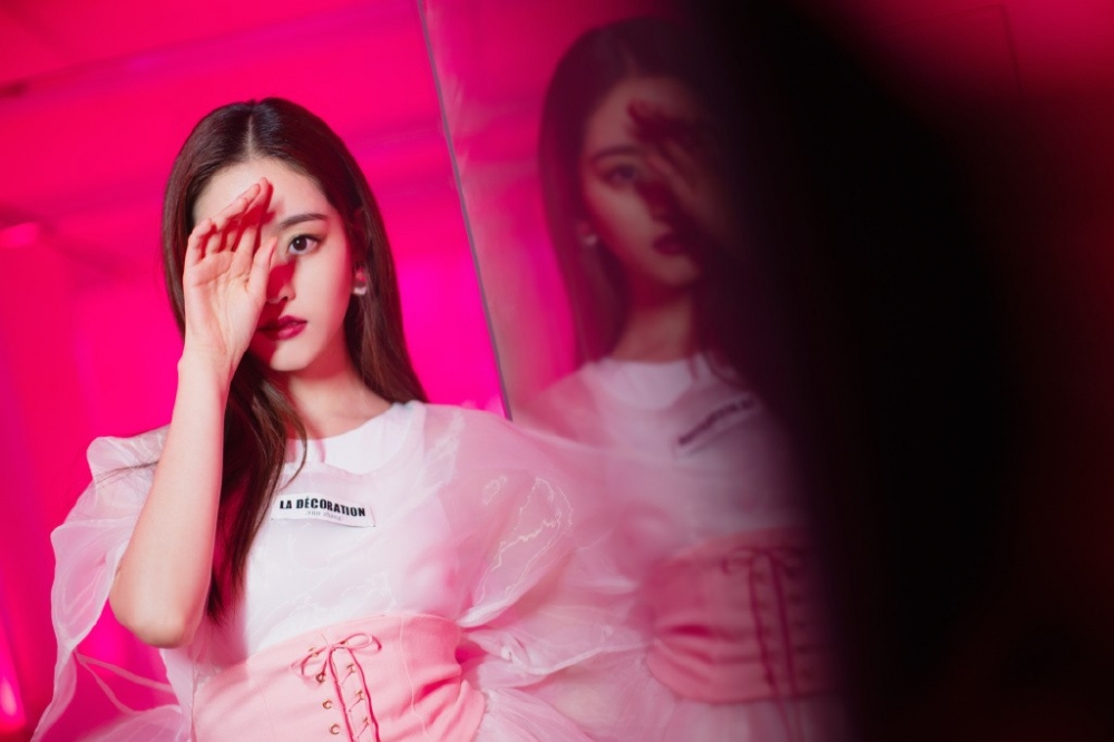 白衣仙女祝绪丹露脐装帅气御姐有型活动照图片