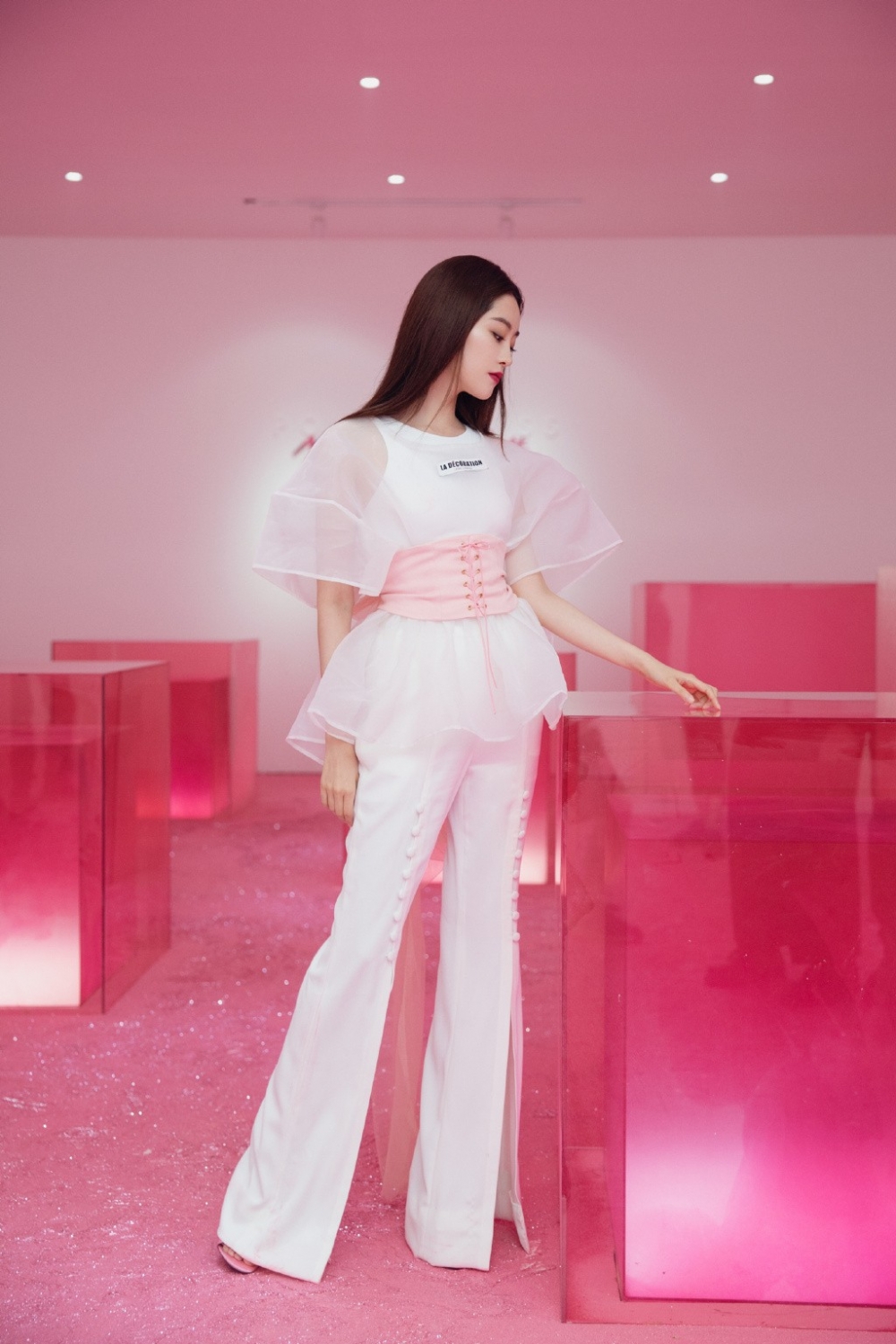 白衣仙女祝绪丹露脐装帅气御姐有型活动照图片