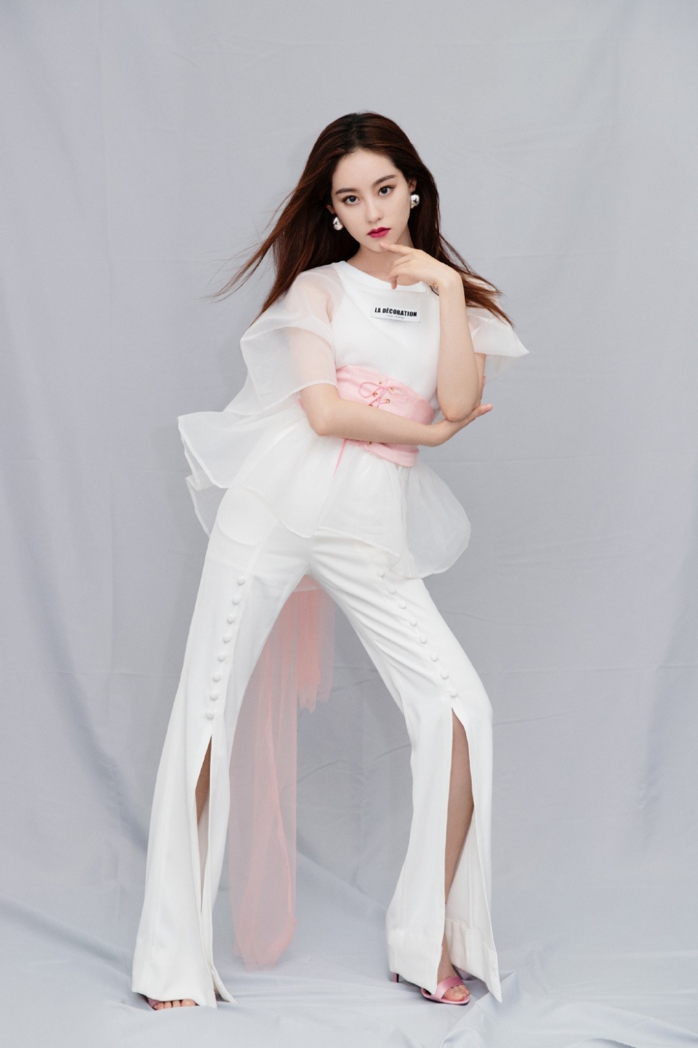 白衣仙女祝绪丹露脐装帅气御姐有型活动照图片