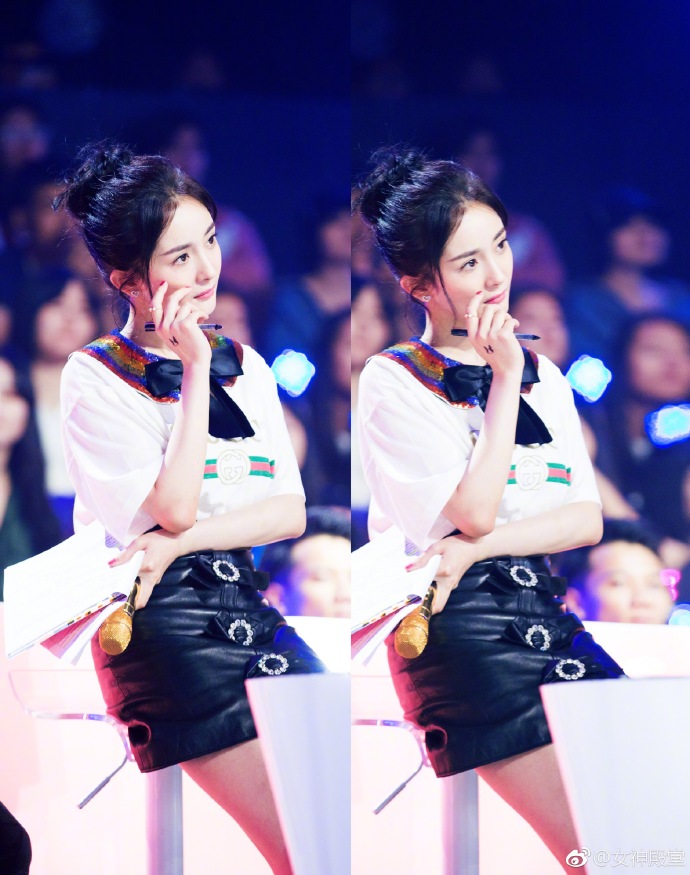 杨幂综艺花絮美图 丸子头少女范儿