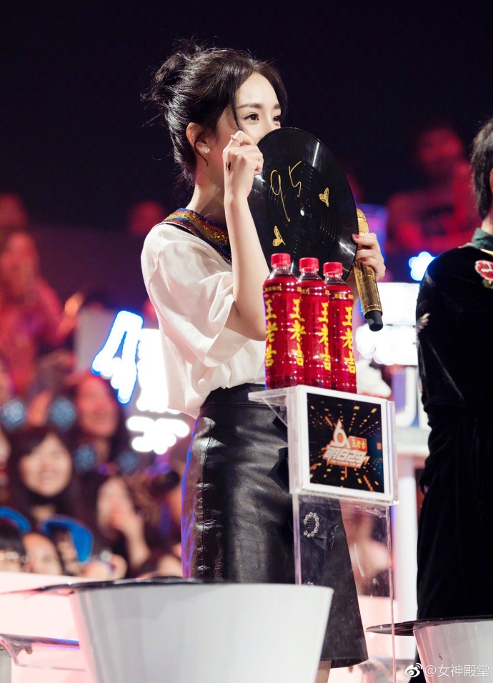 杨幂综艺花絮美图 丸子头少女范儿