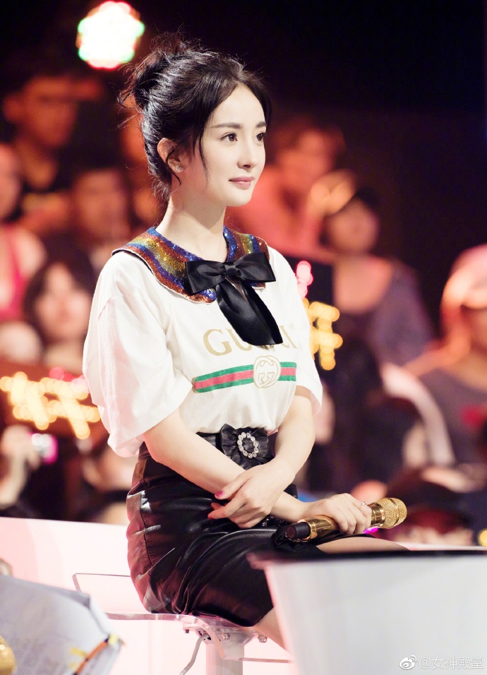杨幂综艺花絮美图 丸子头少女范儿