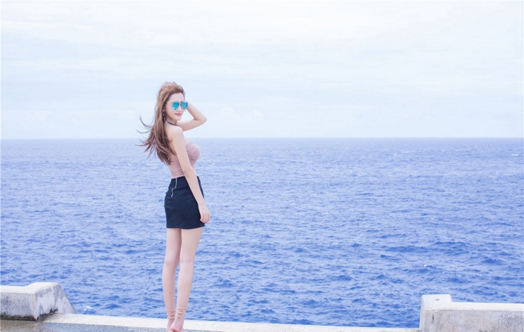 极品火辣身材美女模特街拍泳装风骚性感巨乳人妻图片