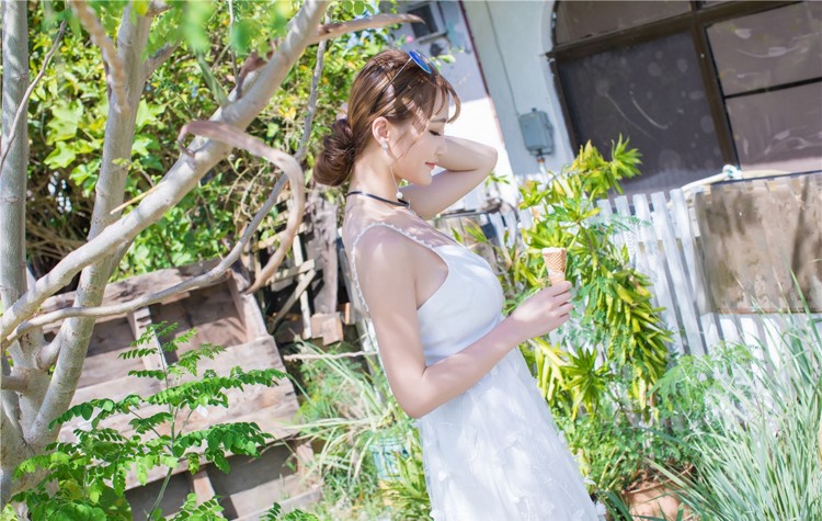 极品火辣身材美女模特街拍泳装风骚性感巨乳人妻图片