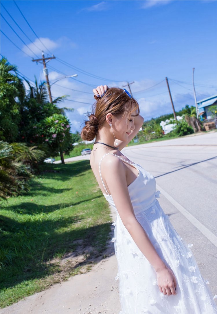 极品火辣身材美女模特街拍泳装风骚性感巨乳人妻图片