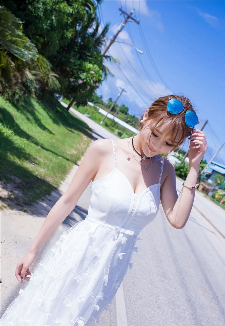 极品火辣身材美女模特街拍泳装风骚性感巨乳人妻图片