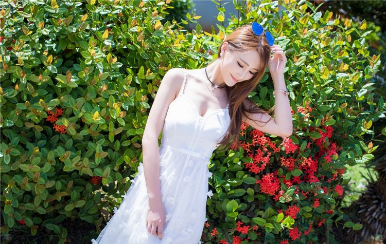 极品火辣身材美女模特街拍泳装风骚性感巨乳人妻图片