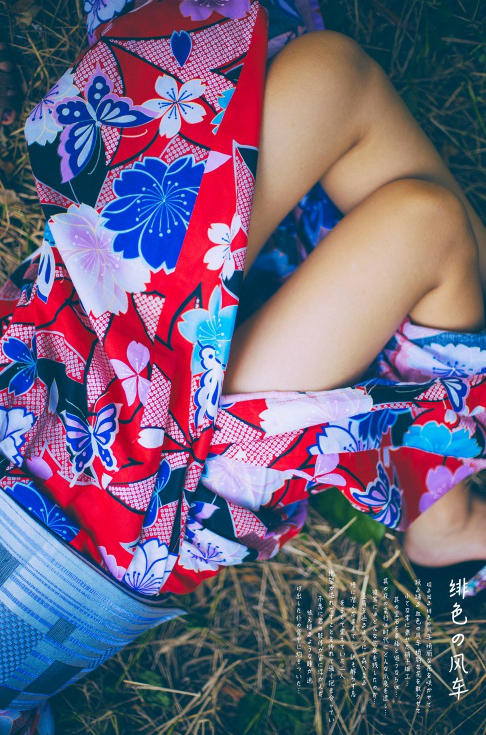 大胸美腿美女牛仔热裤游艇上写真