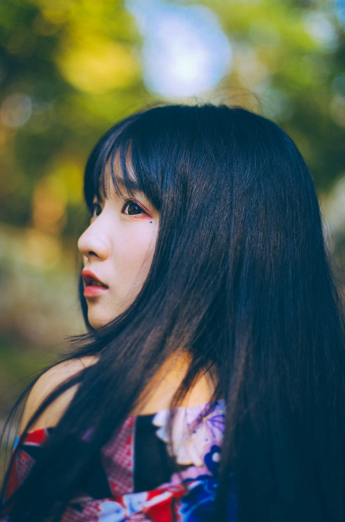 大胸美腿美女牛仔热裤游艇上写真